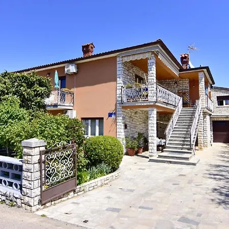 In Mit Kleiner Terrasse Apartment Umag